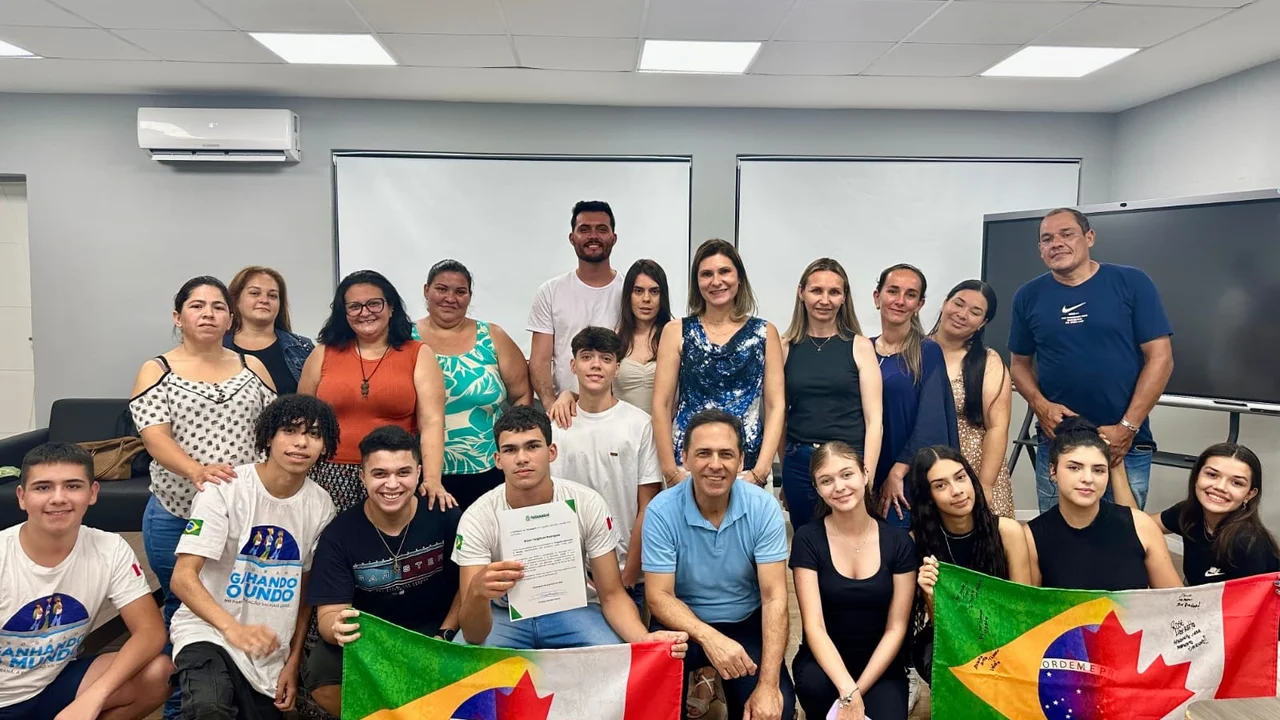 Doze alunos de Paranaguá selecionados pelo Programa Ganhando o Mundo farão intercâmbio no exterior