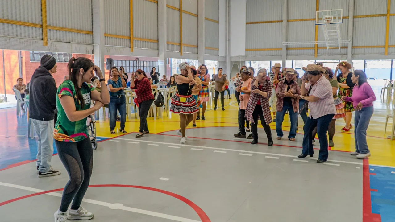 Tarde de confraternização reúne idosos em momento de convivência e integração em Paranaguá