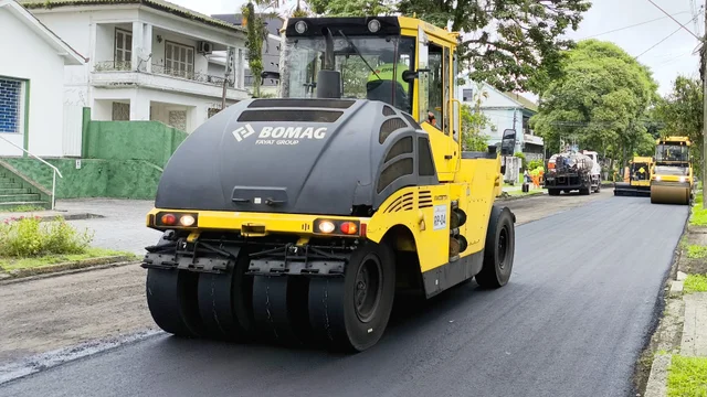Prefeitura fecha janeiro com asfalto novo à quente no centro de Paranaguá