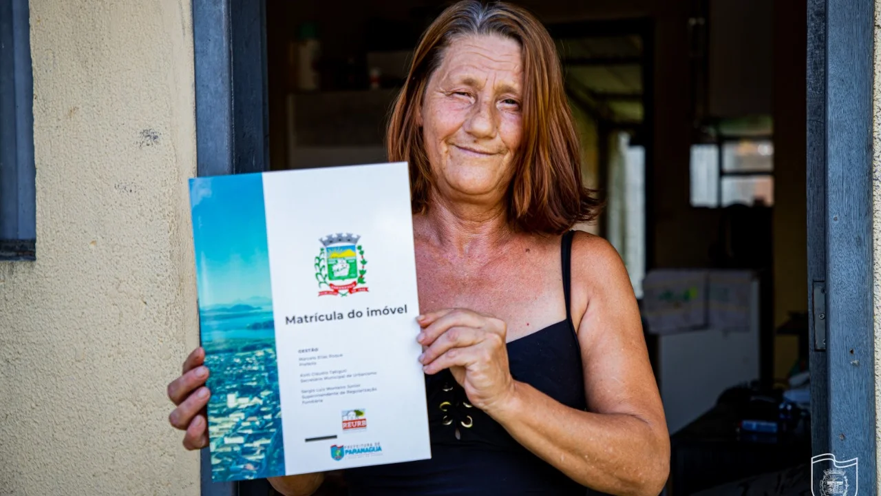 Famílias recebem documentos de propriedade da Prefeitura de Paranaguá