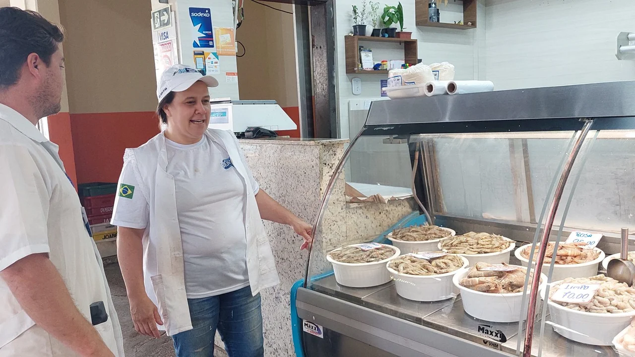 Vigilância em Saúde visita peixarias e Mercado Municipal