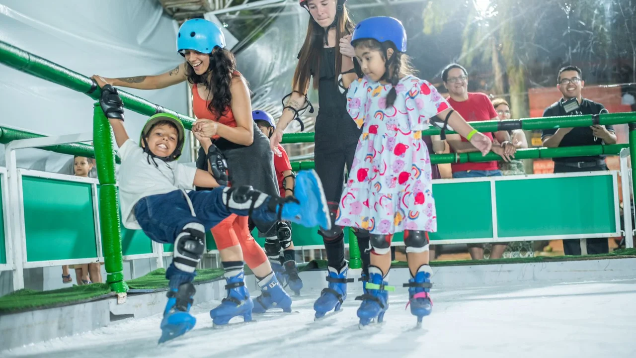 Prefeito Adriano Ramos inaugura pista de patinação no gelo