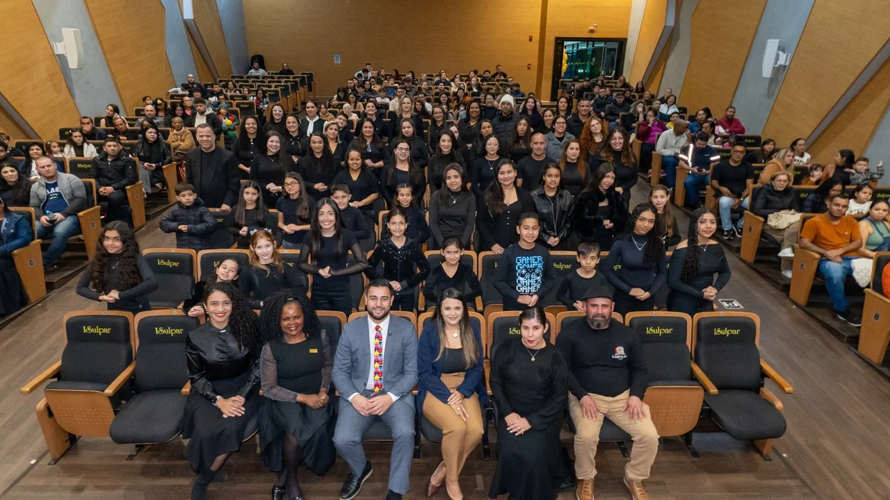 Mais de 70 alunos concluem cursos de Libras em cerimônia de formatura realizada no Isulpar