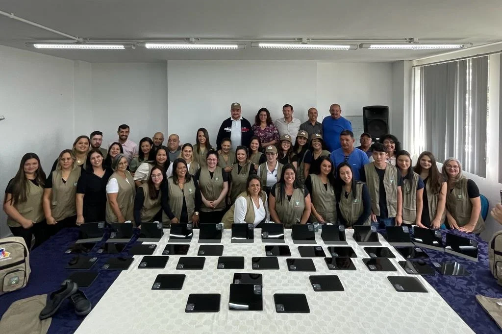 Secretaria Municipal de Saúde entrega 255 tablets e uniformes para agentes comunitários de saúde e de endemias