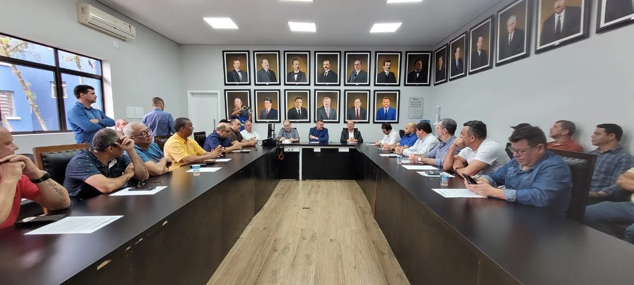 Prefeito Marcelo Roque conduz reunião com sindicatos portuários