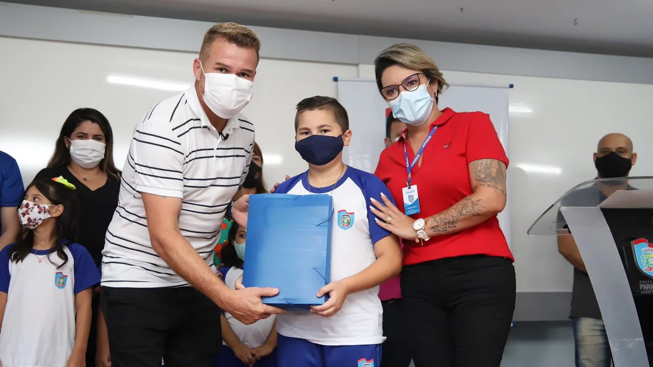 Marcelo Roque entrega kits escolares para 14 mil alunos