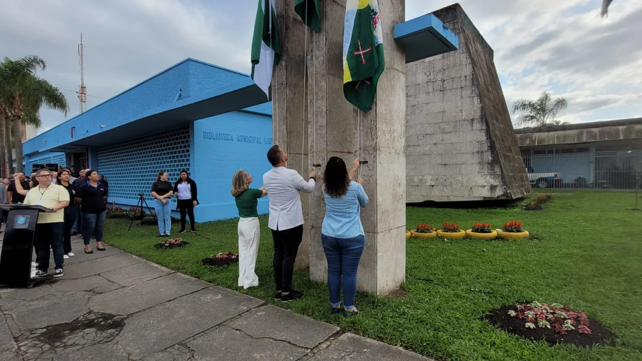 Hasteamento da Bandeira aconteceu na Secretaria Municipal de Educação