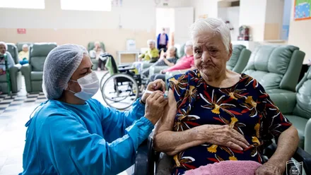 Aos cem anos de idade, dona Maria Fernandes recebeu a primeira dose da vacina contra a Covid-19