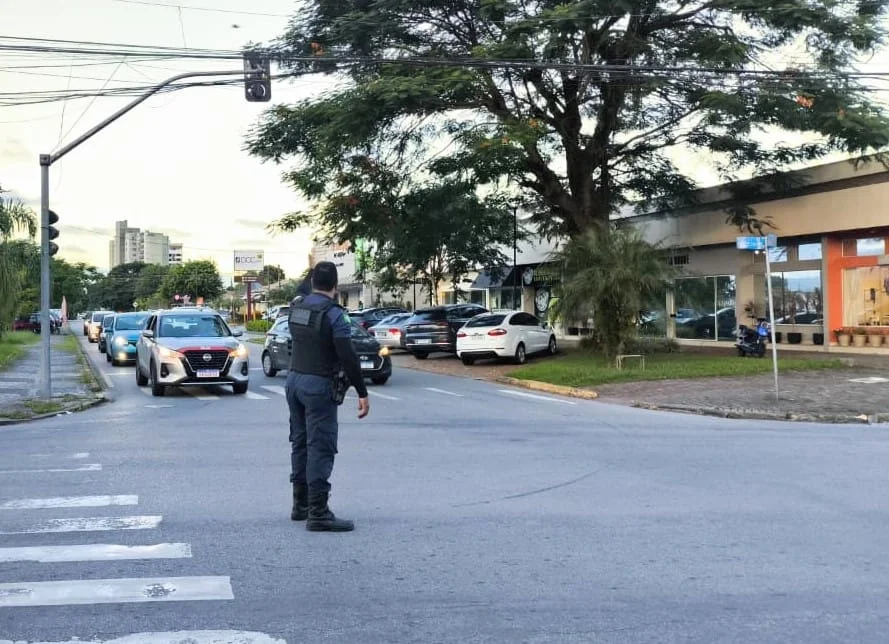 Semáforos apresentam problemas e a GCM trabalha orientando cruzamento