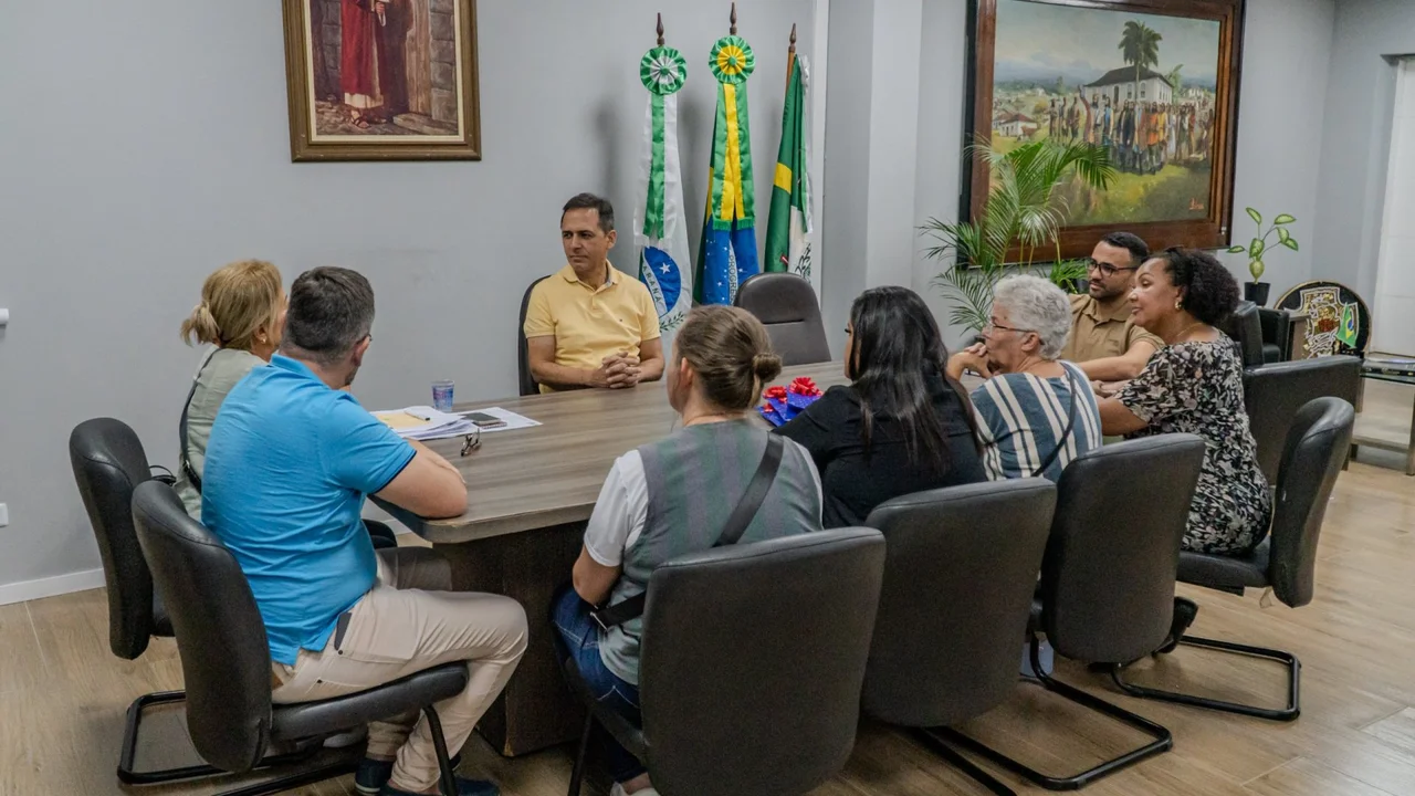 Prefeito Adriano Ramos recebe professores para discutir melhorias na Educação Especial em Paranaguá