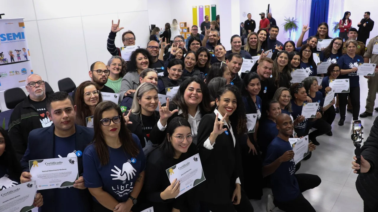 Secretaria Municipal de Inclusão realiza formatura de conclusão de Curso de Libras