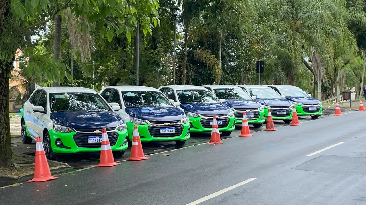 Prefeitura de Paranaguá entrega 17 novos veículos para a Saúde