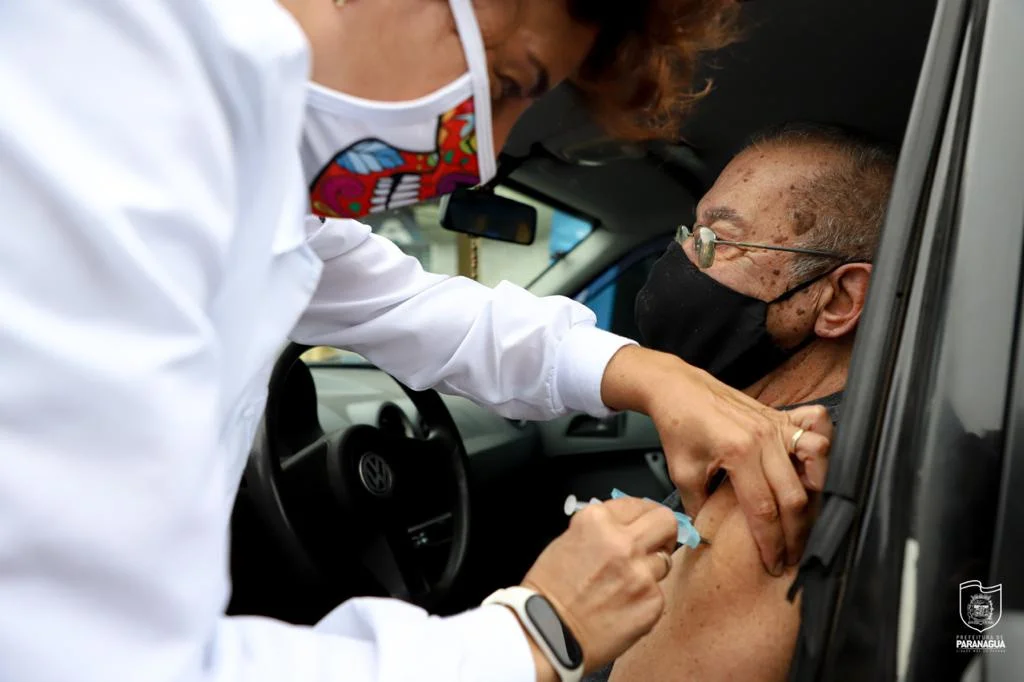 Pessoas acima dos 70 anos que tomaram a primeira dose há mais de 14 dias podem receber a segunda dose do imunizante