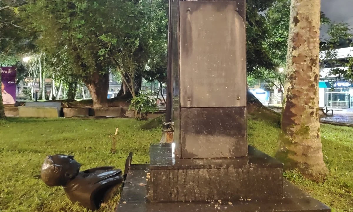Homem é preso em Paranaguá após depredar e tentar furtar busto histórico de Getúlio Vargas