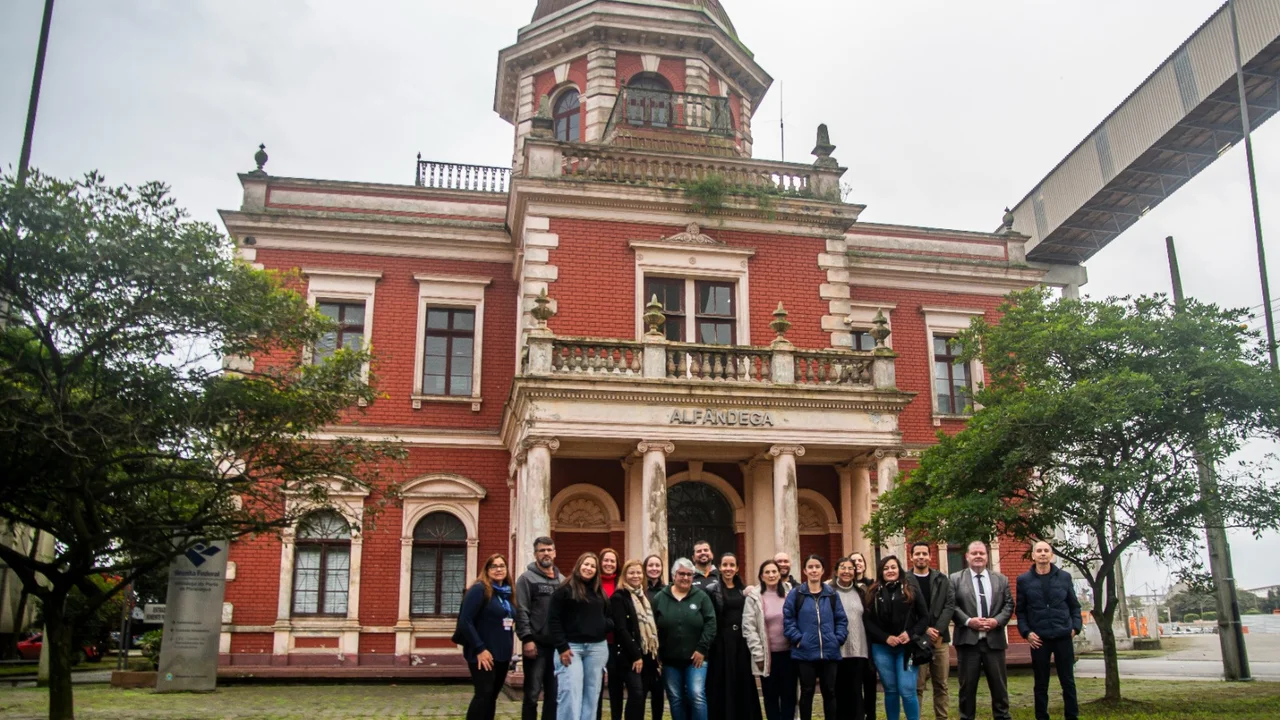 Prédio da antiga Alfândega de Paranaguá recebe visita técnica da Escola de Formação de Turismo
