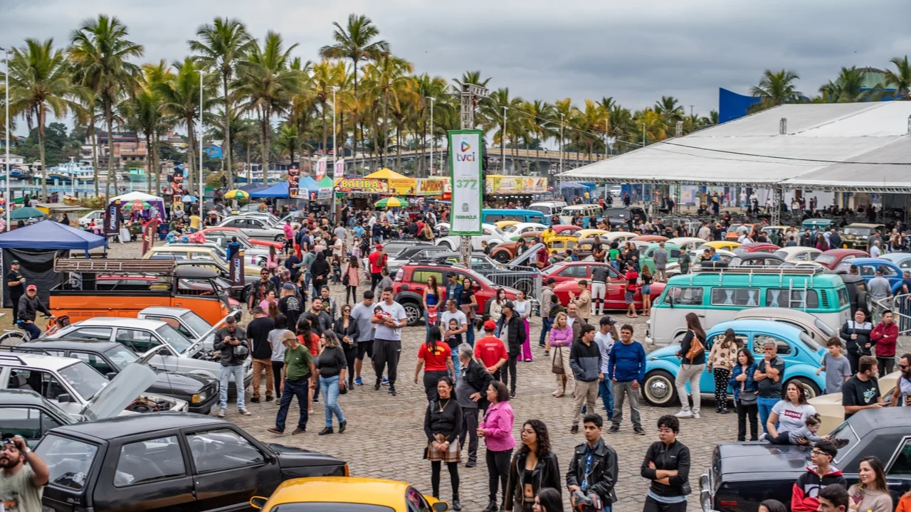 Feira de Carros Antigos de Paranaguá reúne 130 veículos e atrai grande público