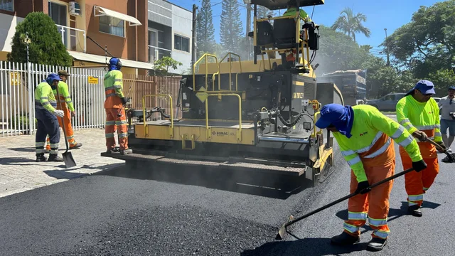 Secretaria Municipal de Obras intensifica fresagem e pavimentação em Paranaguá