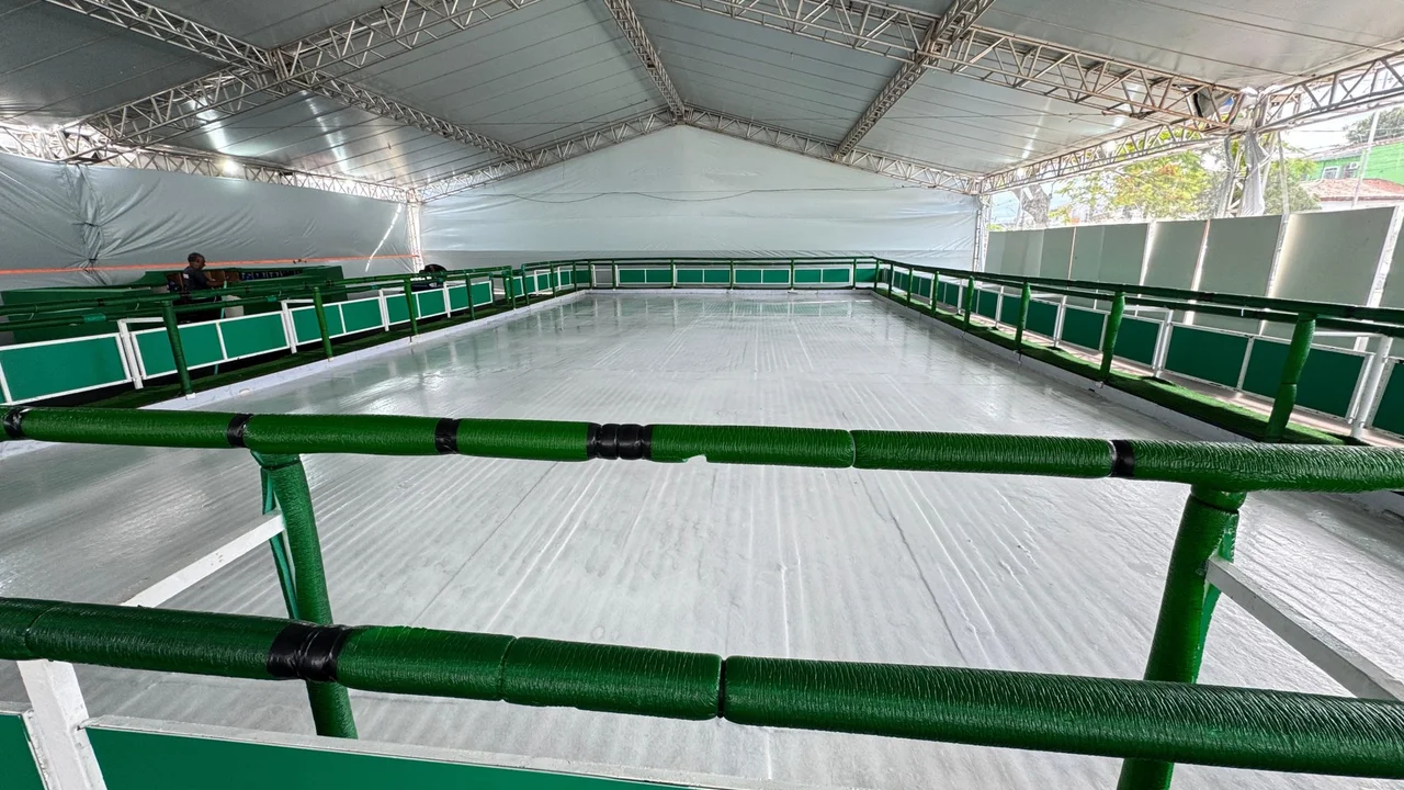 Pista de patinação de gelo é inaugurada nesta segunda (8) em Paranaguá e promete movimentar a temporada natalina