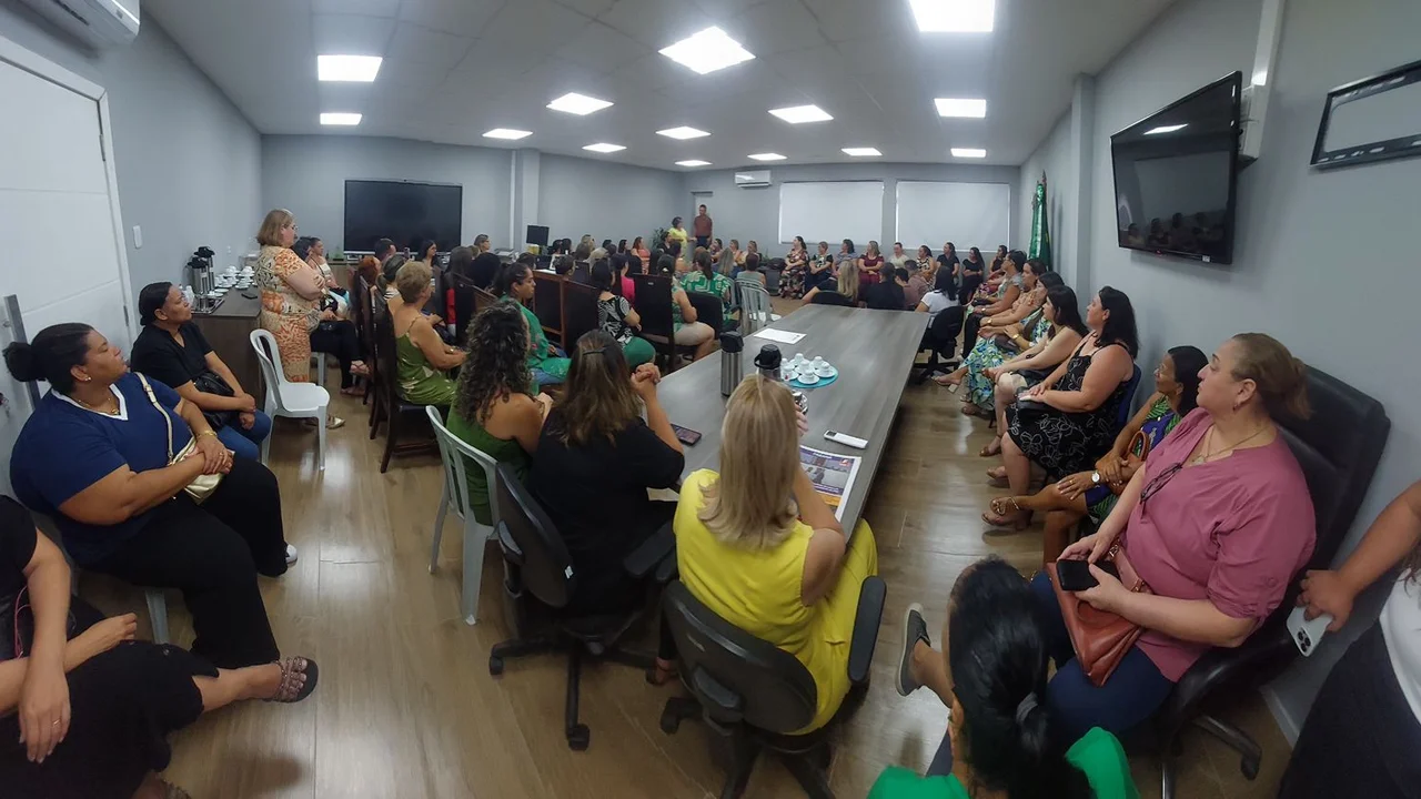Prefeito Adriano Ramos reúne diretores das 75 instituições que fazem parte da Rede Municipal de Ensino