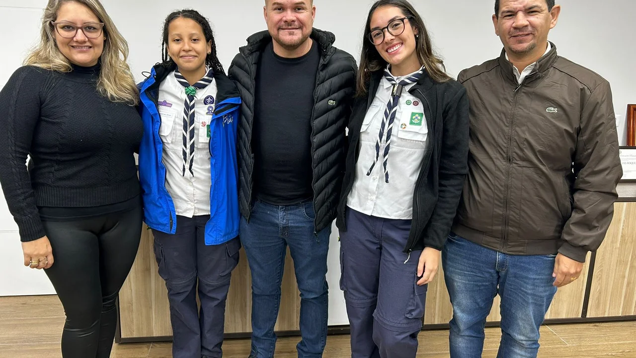 Prefeito Marcelo Roque recebe visita de jovens escoteiras