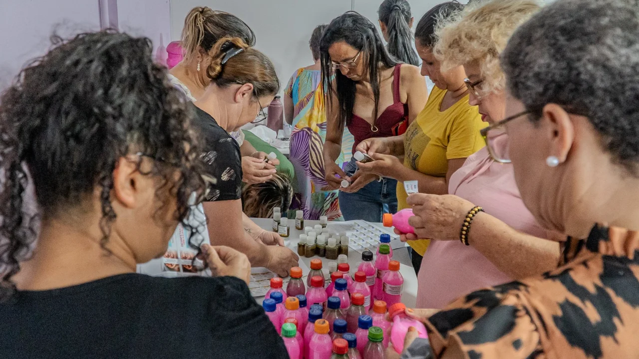 Curso de velas, sabonetes e produtos de limpeza fortalece políticas de autonomia para mulheres em Paranaguá