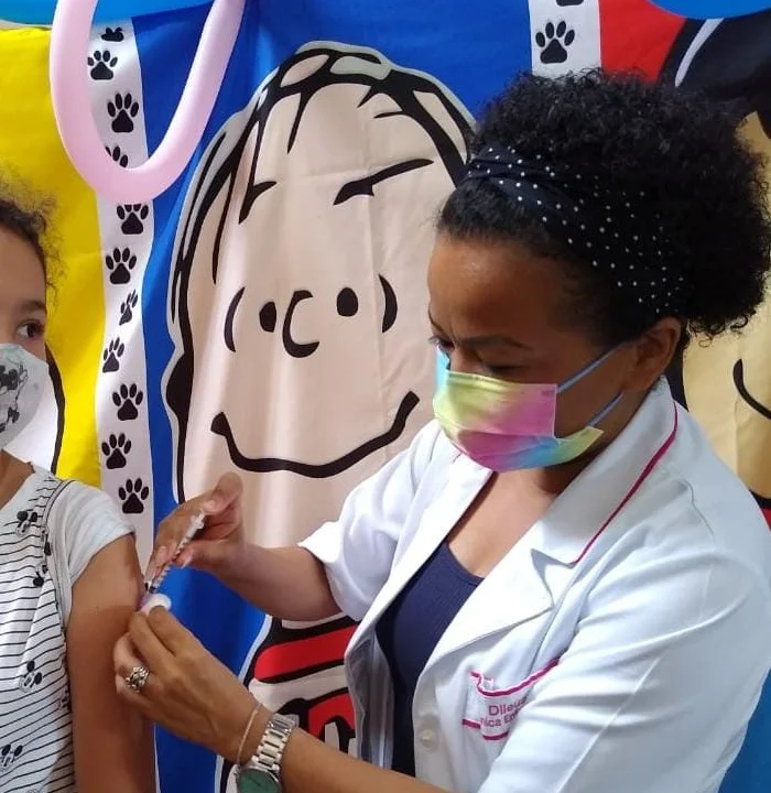 Baixou a faixa etária e crianças com 8 anos ou mais já podem se vacinar