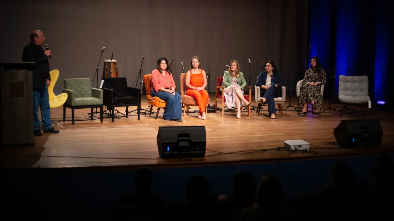 Teatro Rachel Costa estava completamente lotado no evento “Elas por Elas, Eles por Elas e Todos por Elas”