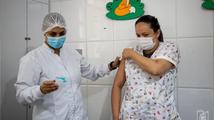 A tarde foi a vez dos idosos e cuidadores da instituição Recanto Feliz receber as doses da vacina