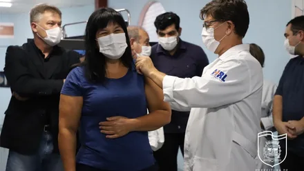 No Hospital Regional do Litoral foram vacinados a fisioterapeuta Jane Rodrigues Nogueira, a enfermeira Susan Kelly da Silva, a técnica em enfermagem Eloina Buenos e o enfermeiro Felipe Borba