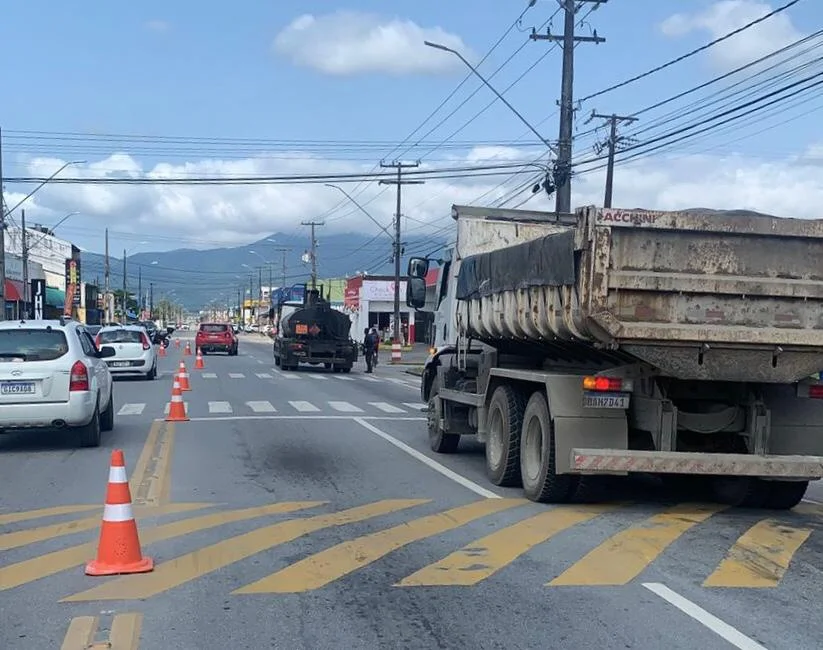 Avenida Bento Munhoz da Rocha Neto recebe faixas elevadas