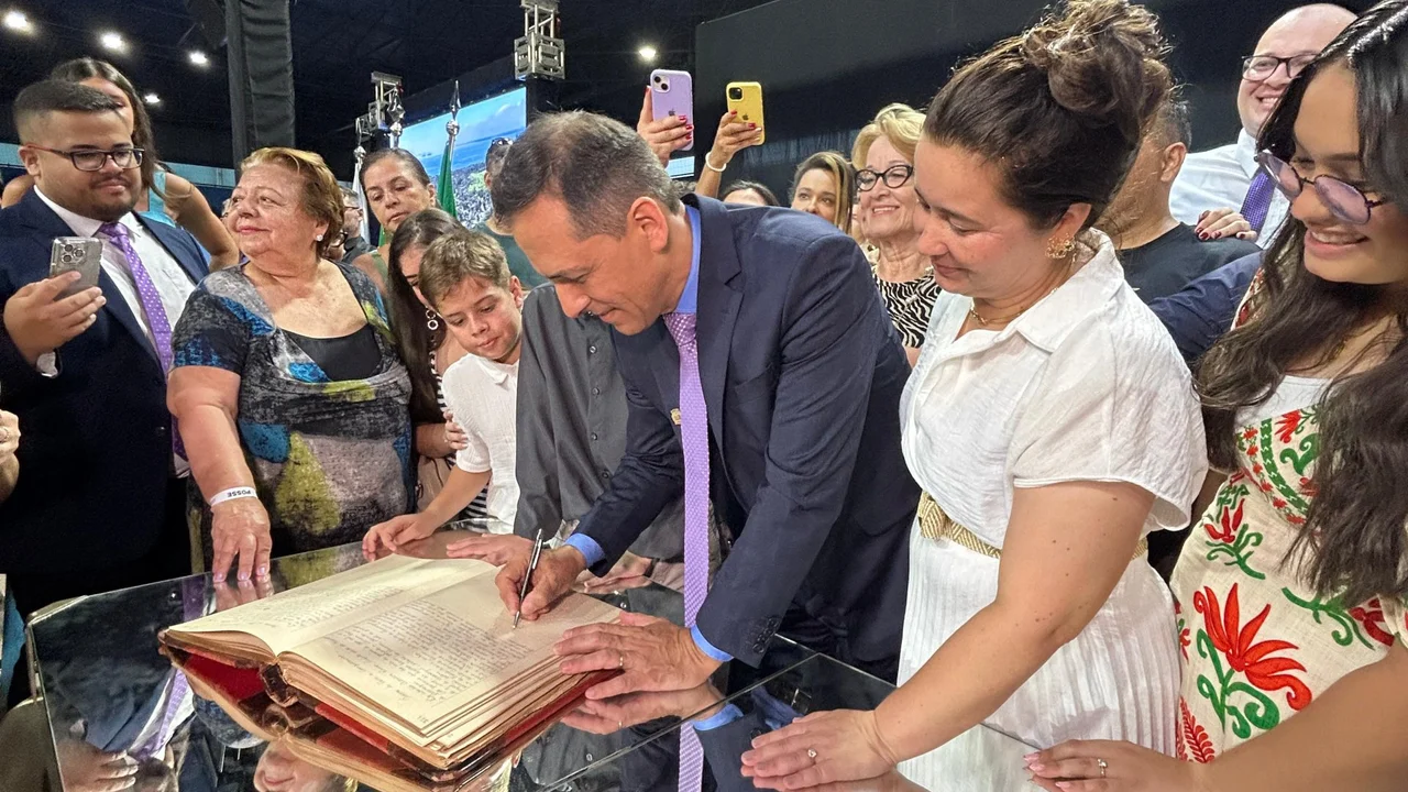 Prefeito Adriano Ramos e vice-prefeita Fabiana Parro assumem Poder Executivo para gestão 2025/2028