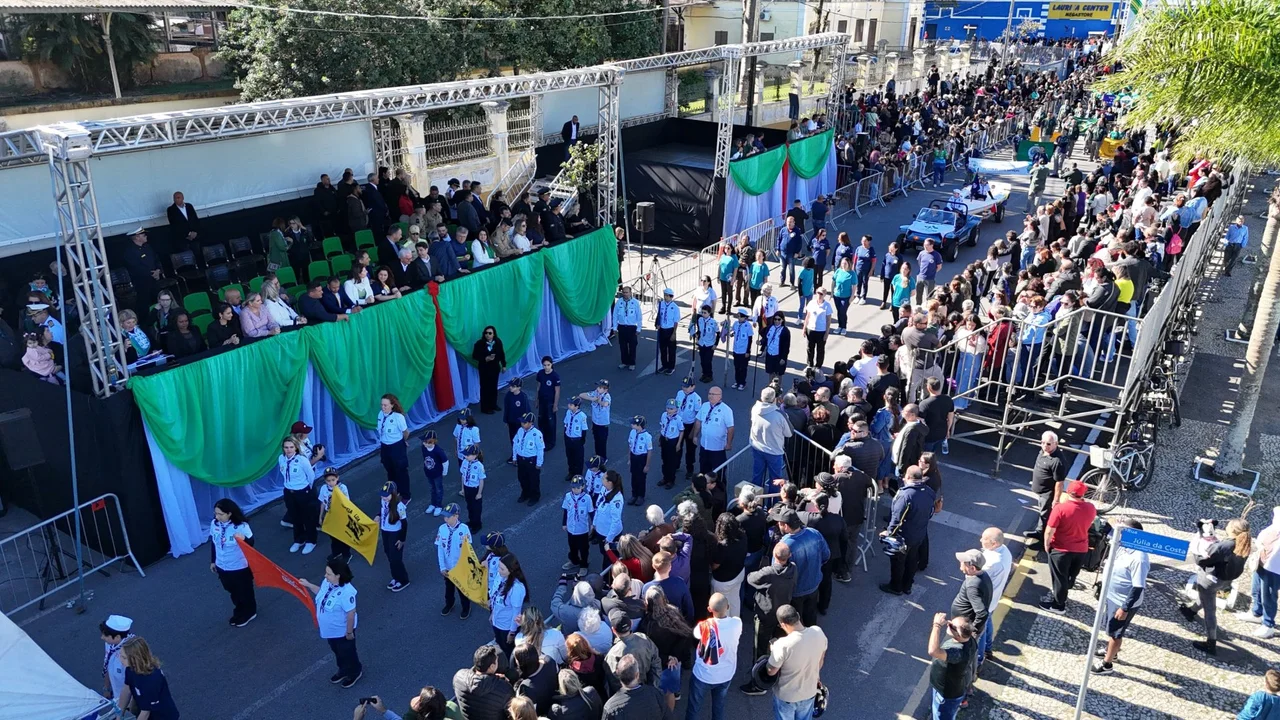 Desfile Cívico celebra os 377 anos de Paranaguá com participação de cerca de 180 instituições e milhares de pessoas