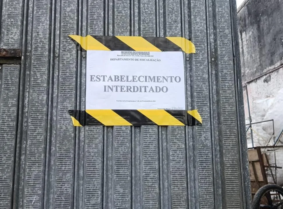 Fiscalização interdita comércio de reciclagem no centro de Paranaguá