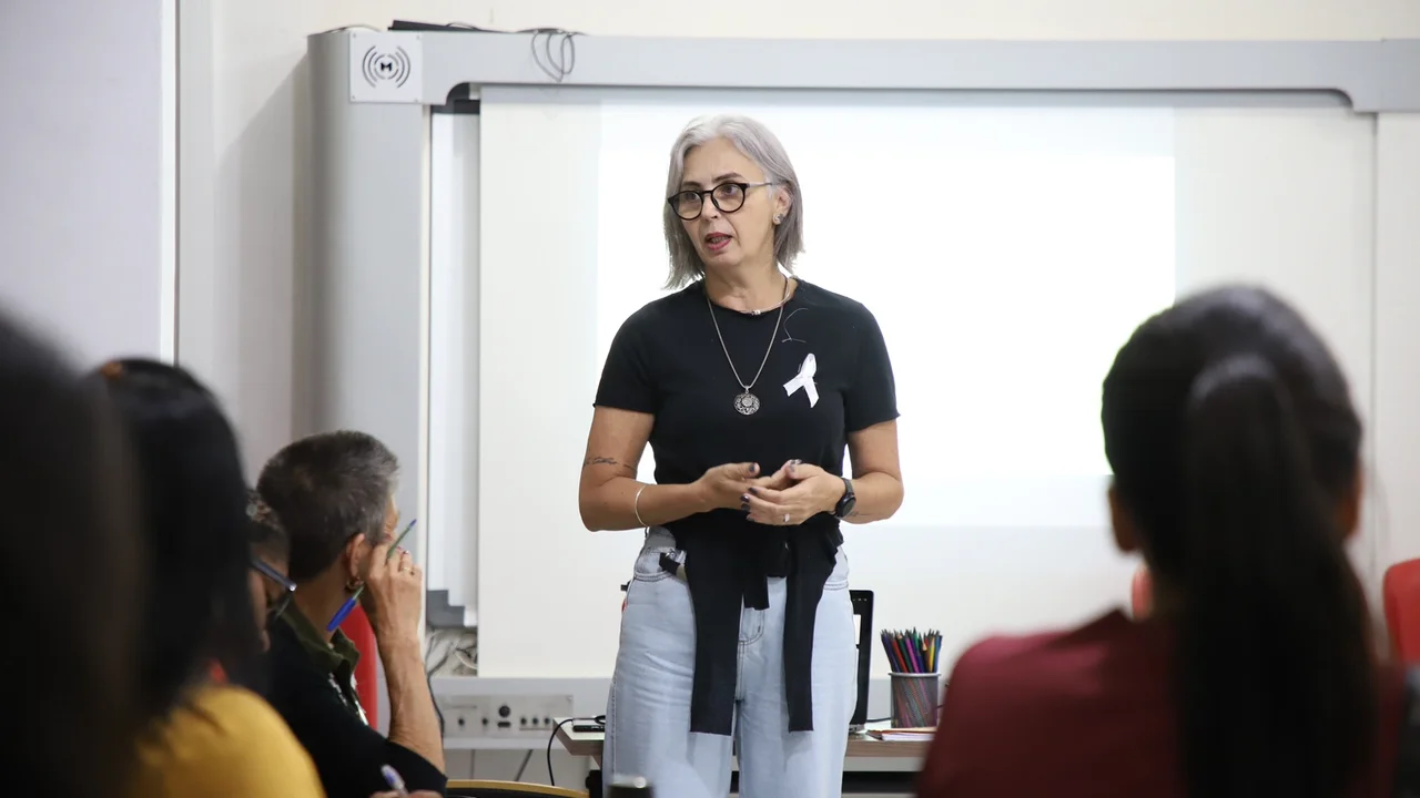 Secretaria de Educação aborda cuidado com a saúde mental junto à profissionais
