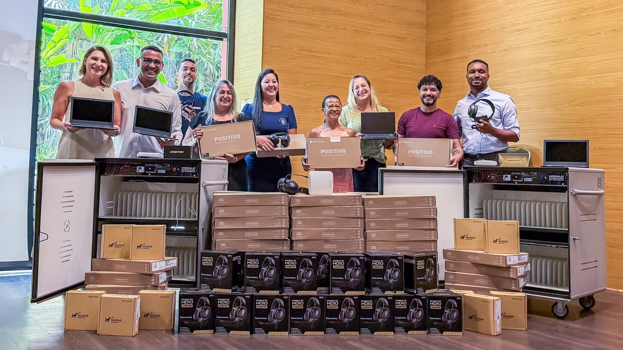 Paranaguá recebe kits tecnológicos para escolas municipais e avança na integração digital na Educação