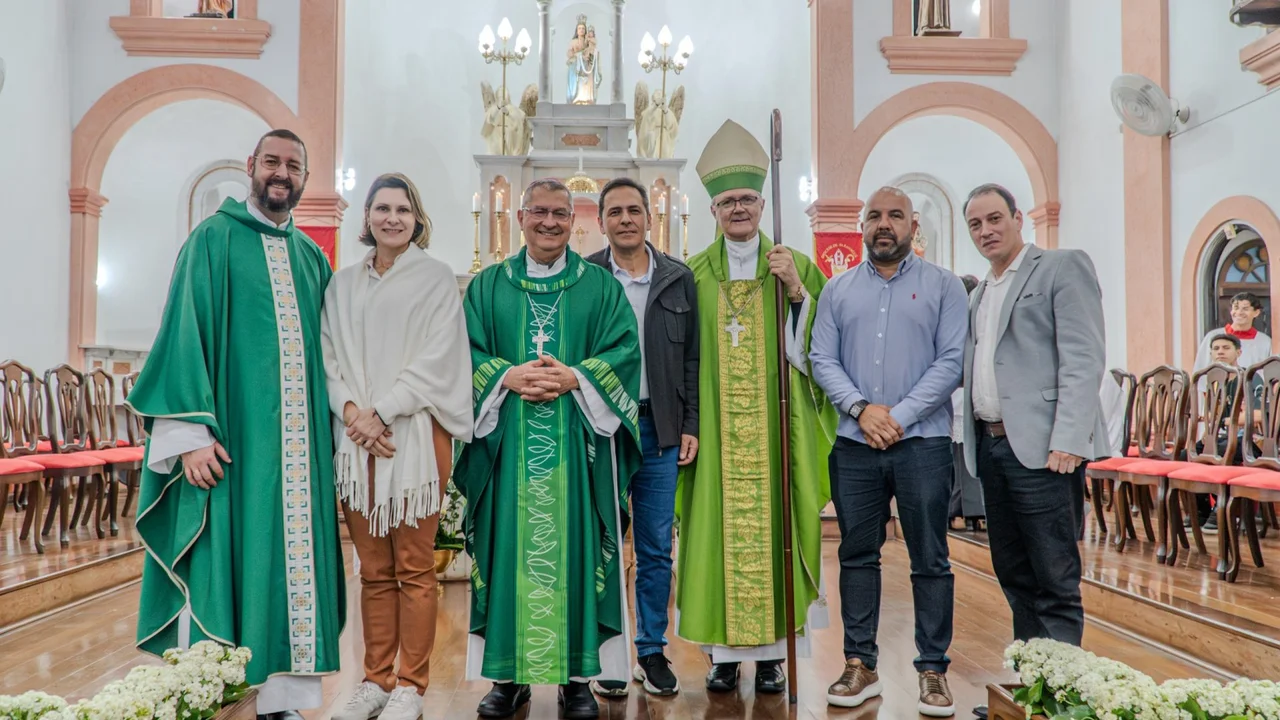 Prefeito Adriano Ramos e vice-prefeita Fabiana Parro participam da celebração de posse do novo bispo de Paranaguá