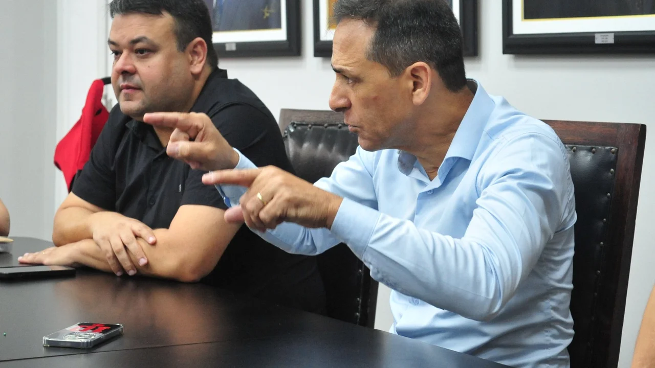 Prefeito convoca reunião com diretoria e empresas que prestam serviços à Fundação de Saúde