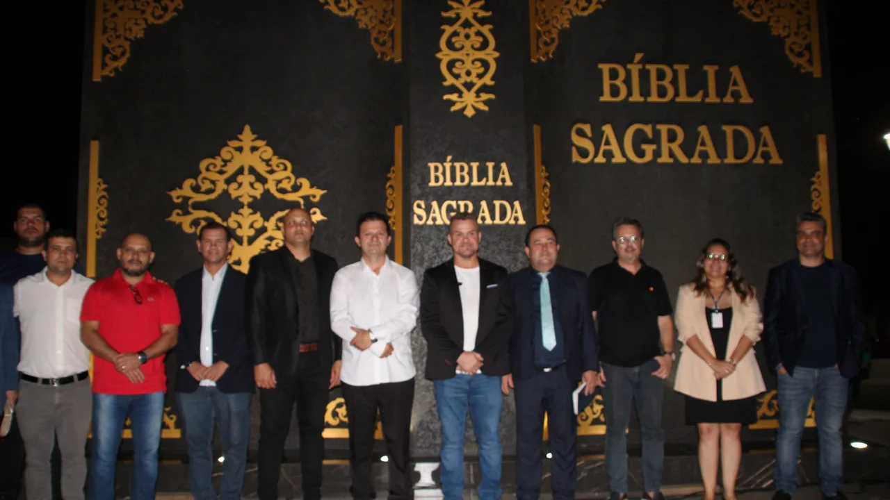 Monumento em homenagem a bíblia é inaugurado