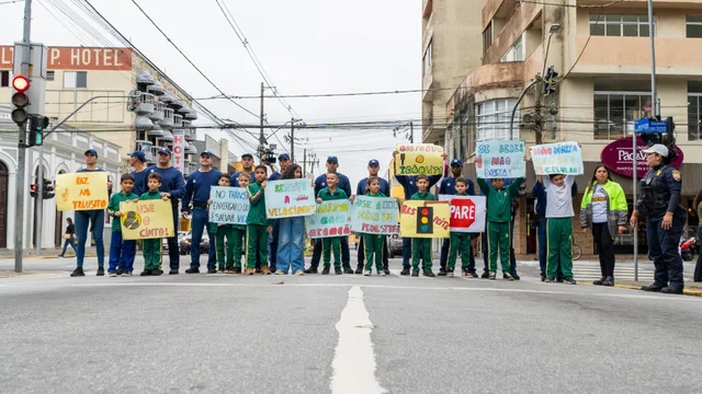 Alunos participam de blitz educativa do Maio Amarelo em frente à Prefeitura de Paranaguá