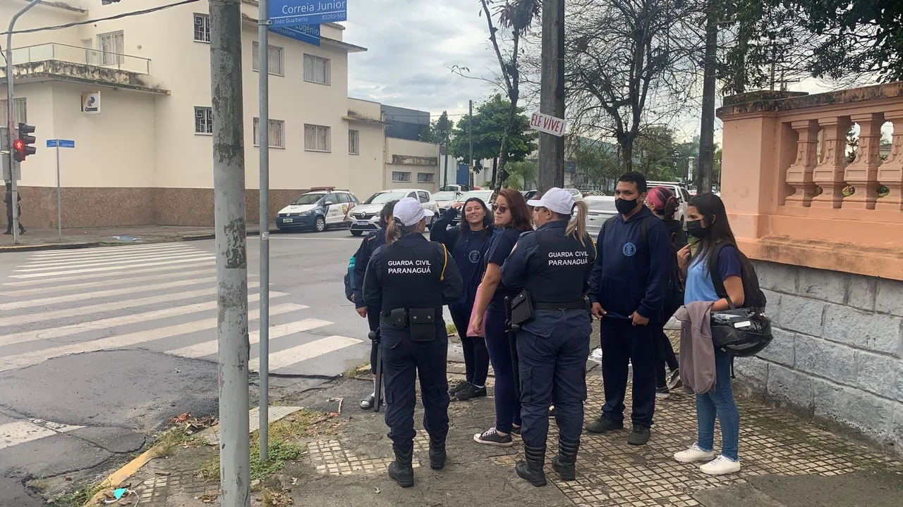 Botoeira de pedestre está sendo instalada num dos cruzamentos da cidade