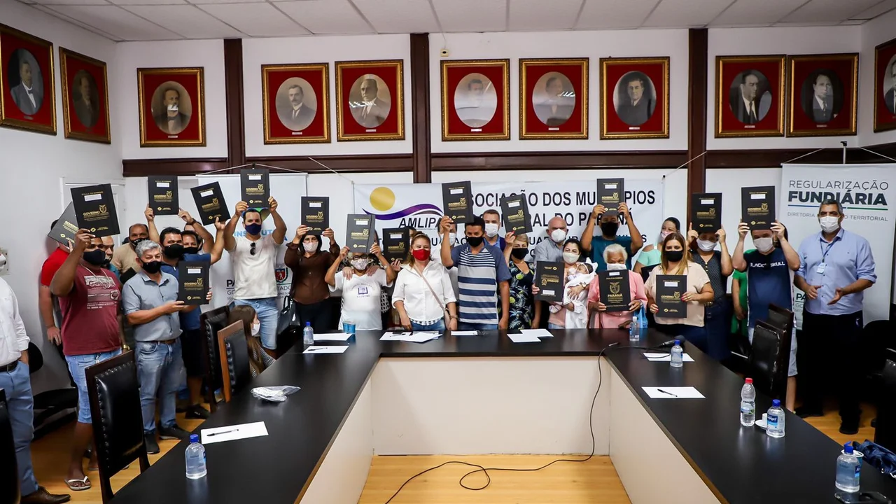 Moradores do bairro Ouro Fino e Jardim Jacarandá recebem escritura imobiliária