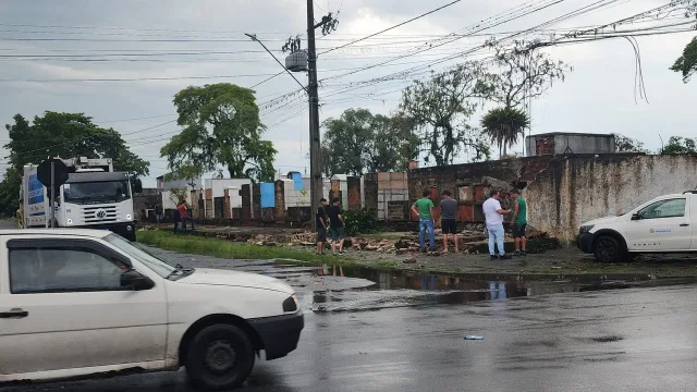 Chuvas fortes provocam queda de parte do muro de Cemitério