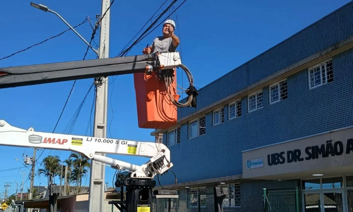 Prefeitura de Paranaguá intensifica retirada de fios soltos em postes para melhorar segurança e visual urbano