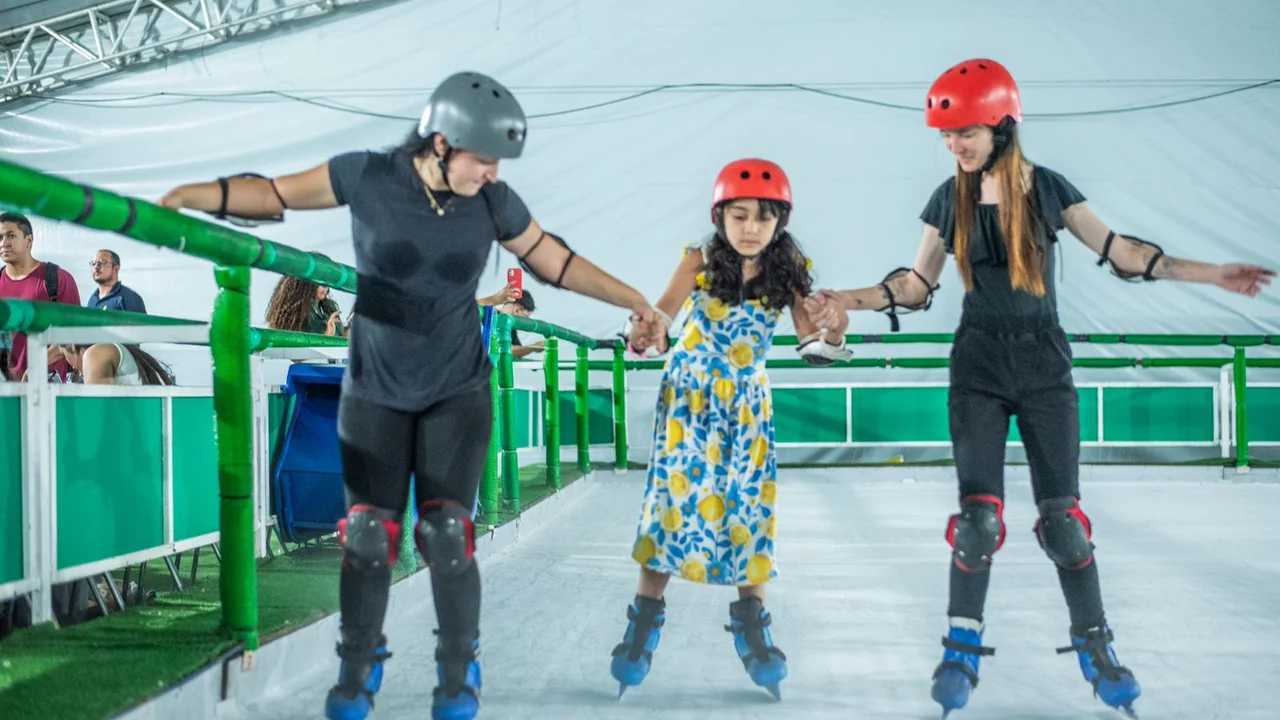 Pista de patinação no gelo continua em funcionamento em Paranaguá até o dia 13 de janeiro
