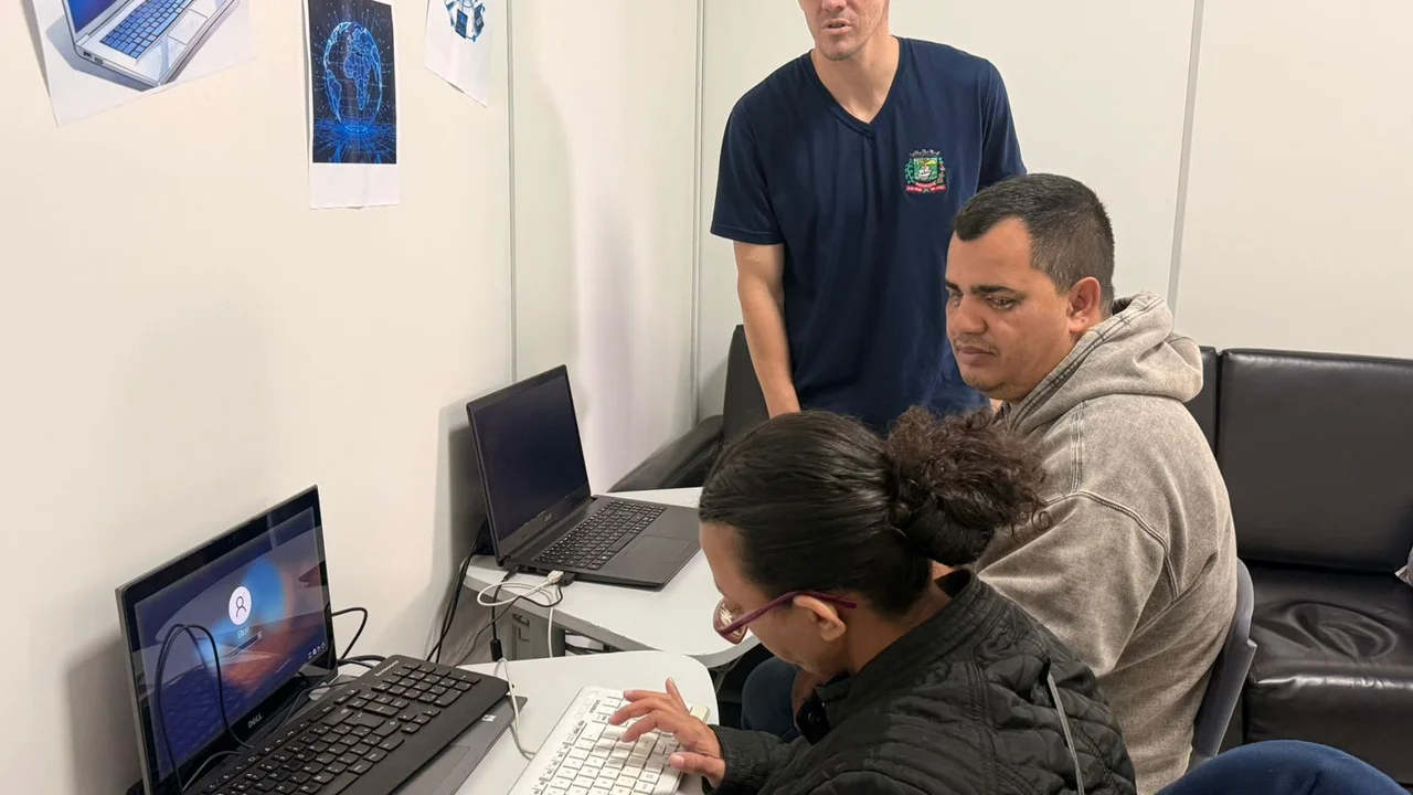Inclusão que transforma: Paranaguá abre portas para o mundo digital a pessoas com deficiência visual