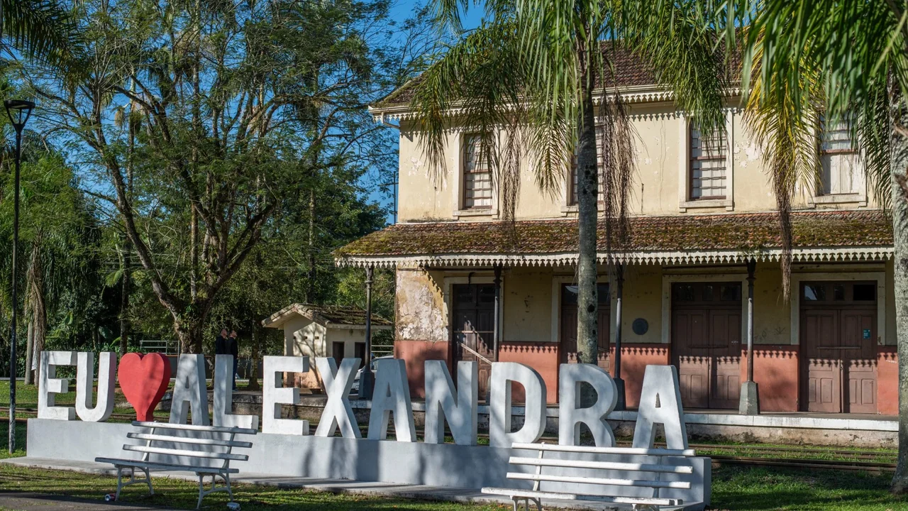 Paranaguá avança na preservação de sua memória com assinatura de protocolo para a cessão da Estação Ferroviária de Alexandra