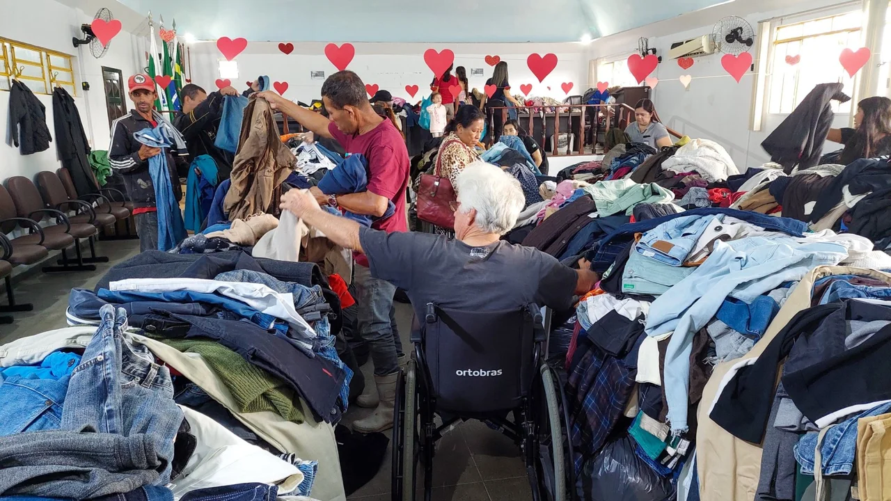Varal Solidário acontece na Semfac com roupas masculinas, femininas e infantis