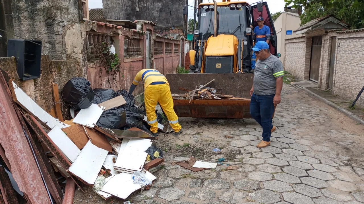 Prefeitura intensifica retirada de entulhos e recuperação de vias na Ilha dos Valadares