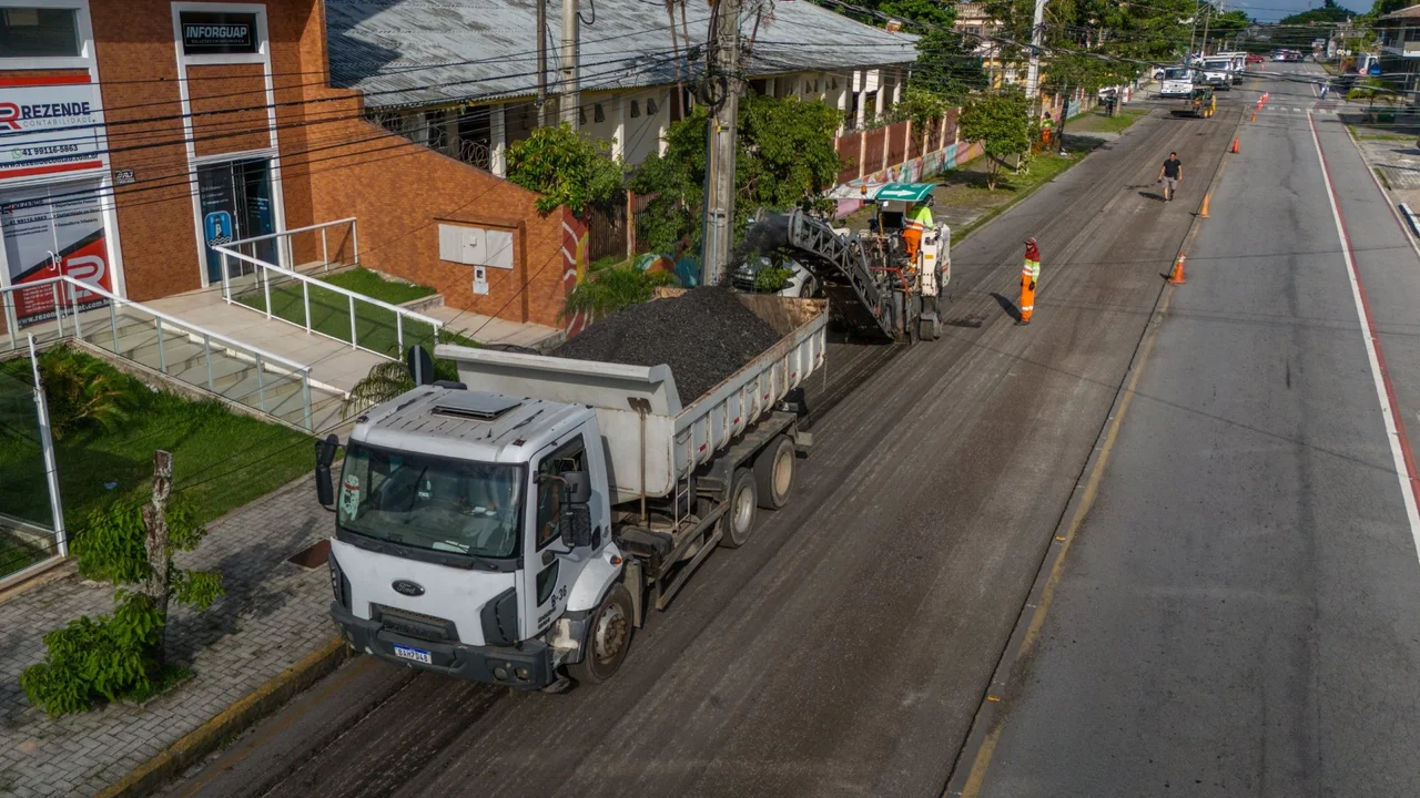 Prefeitura de Paranaguá intensifica obras de pavimentação em diversos bairros