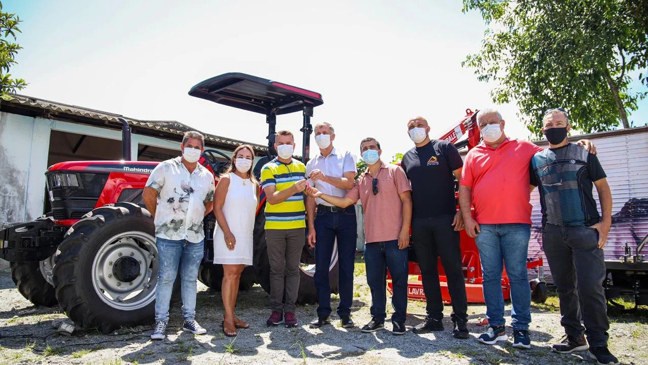 Equipamentos agrícolas são entregues em Paranaguá